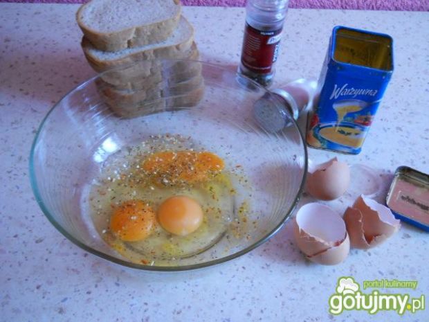 Chleb  zapiekany w jajku 