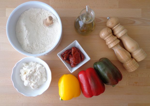 Chlebek-focaccia z suszonymi pomidorami i papryką