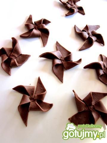 Chrust czekoladowy w kształcie wiatraków