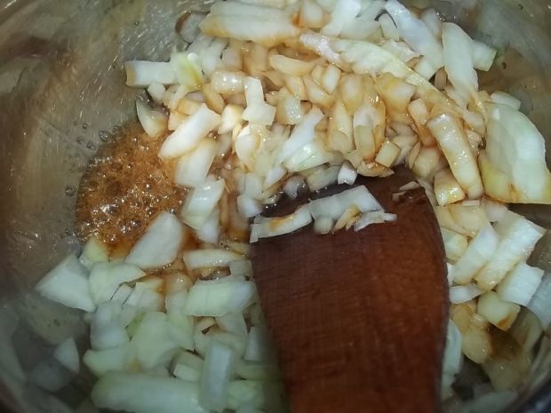Chutney śliwkowy z karmelizowaną w miodzie cebulą