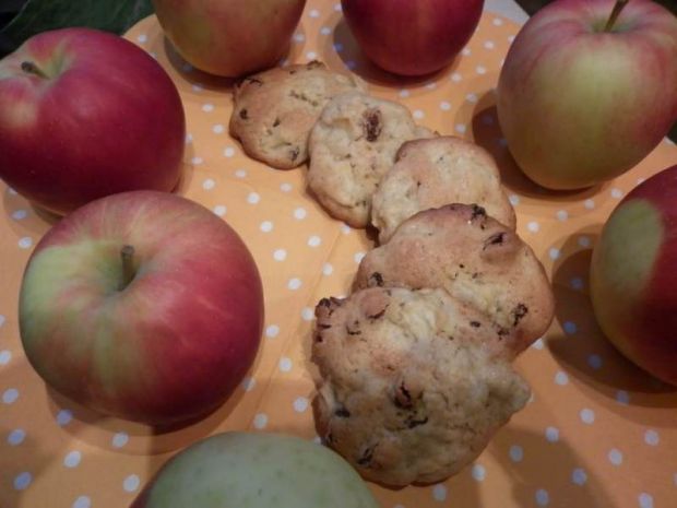 Ciasteczka kardamonowe z jabłkami i rodzynkami