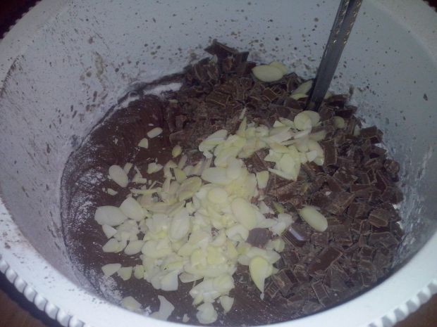 Ciastka na maślance z czekoladą i migdałami