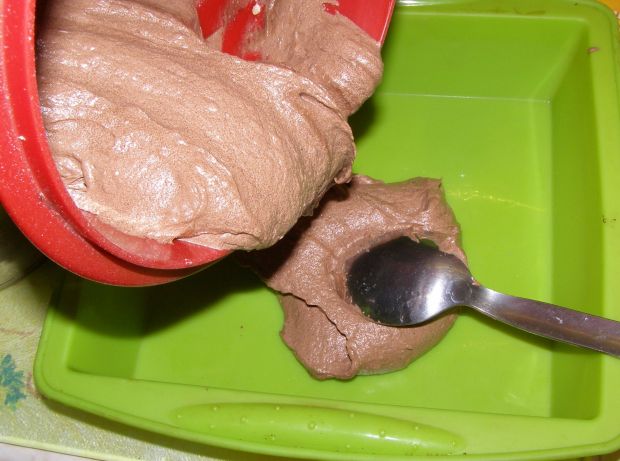 Ciasto bananowo-kakaowe z musem truskawkowym