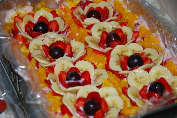 Ciasto biszkoptowe z pianką, owocami i galaretką  