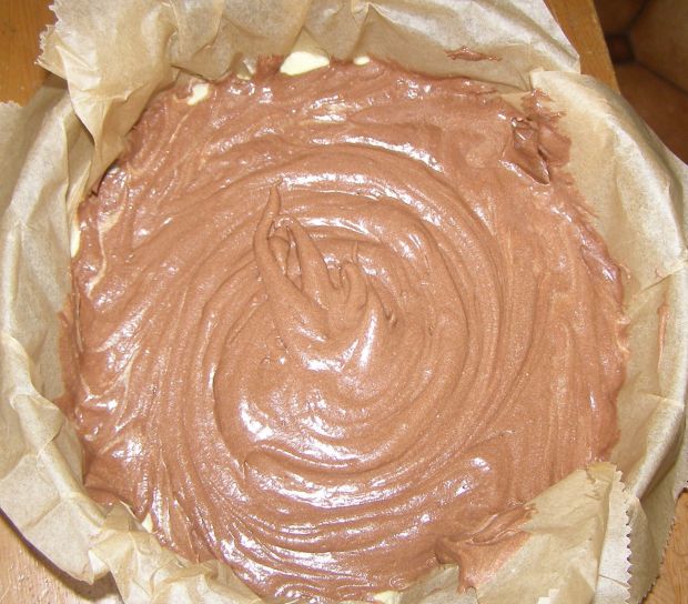 Ciasto budyniowe z kakao i truskawkami w galaretce