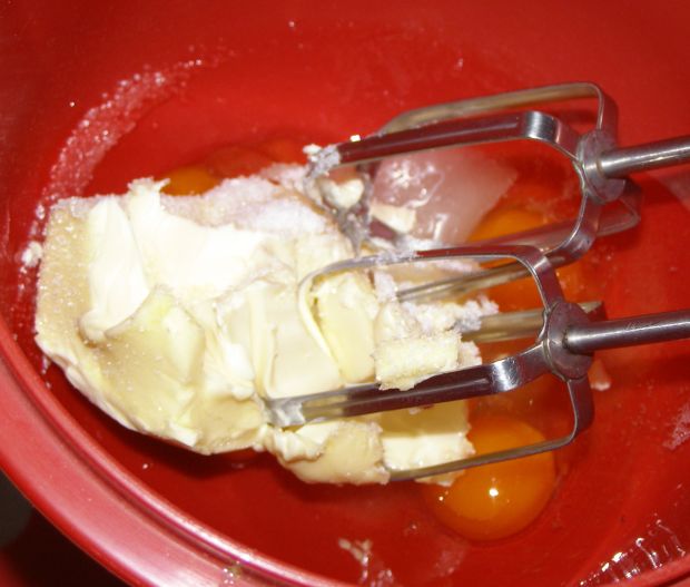 Ciasto chałwowe z truskawkami i bitą śmietaną