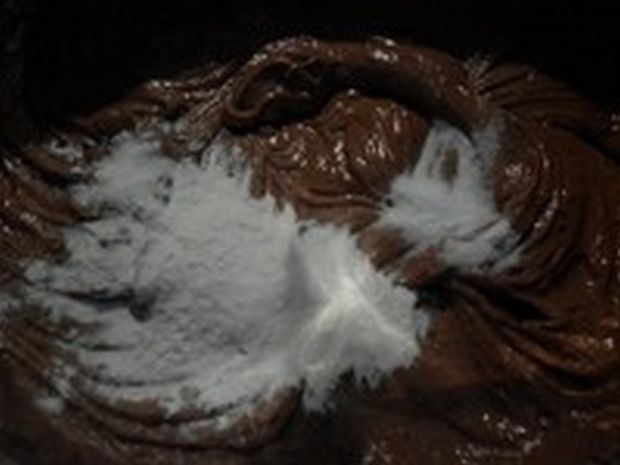 Ciasto czekoladowo - cukiniowe z morelą i borówką