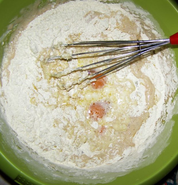 Ciasto drożdżowe rózgą wyrabiane z marmoladą.