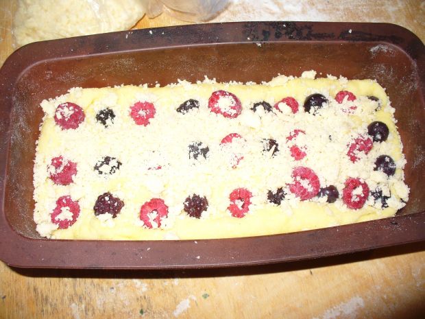 Ciasto drożdżowe z malinami, jeżynami i borówkami 