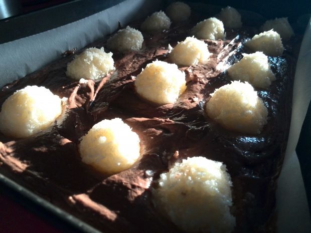 Ciasto kakaowe z kokosowymi kulkami