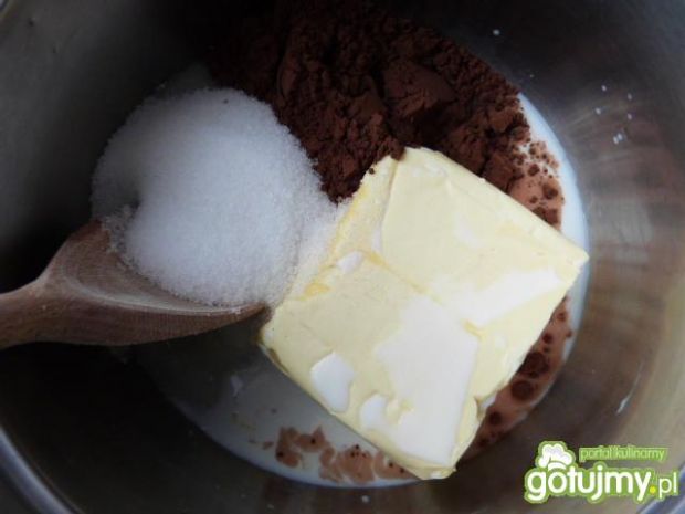 Ciasto kakaowe z masą i mleczną pianką