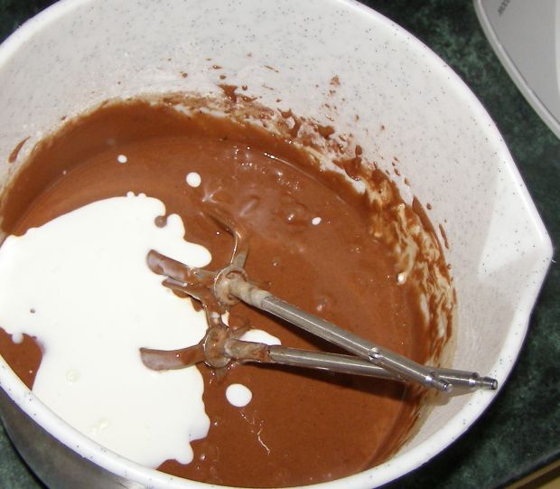 Ciasto kakaowe z pianką bezową