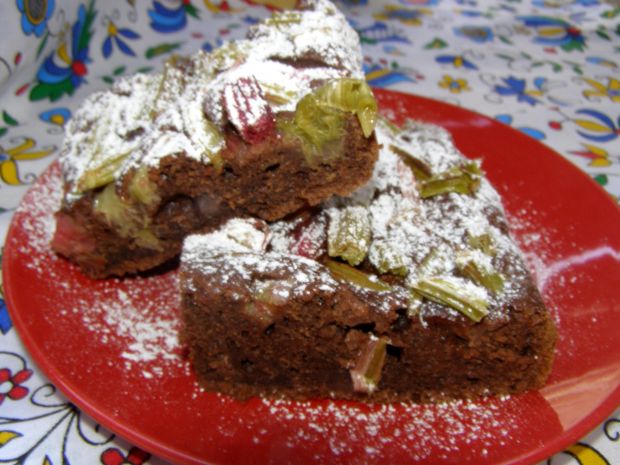 Ciasto kakaowe z rabarbarem