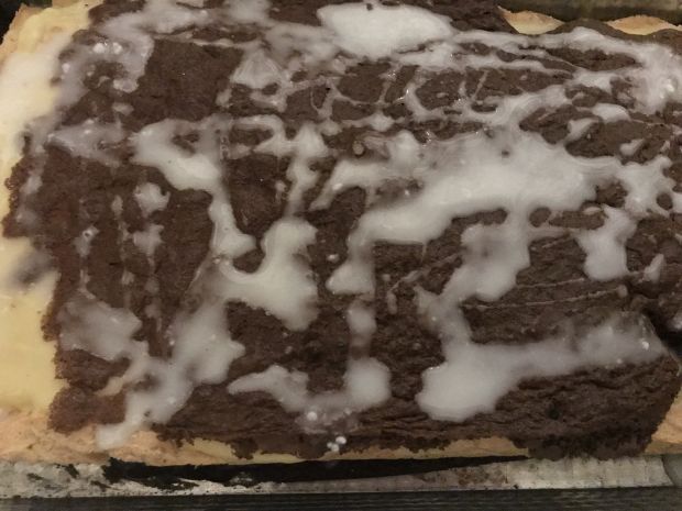 Ciasto kakaowo-orzechowe z kremem i powidłami