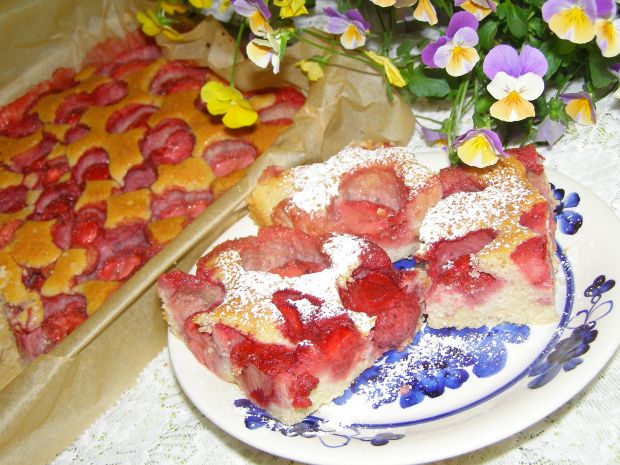 Ciasto kisielowe z truskawkami