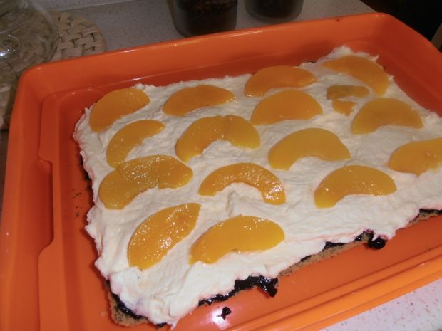 Ciasto kolorowe z brzoskwiniami