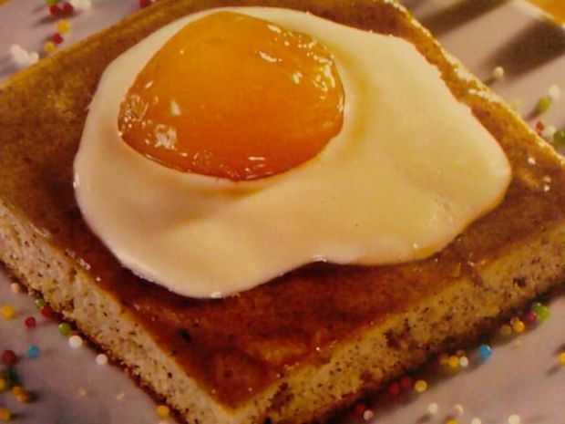 Ciasto orzechowe z sadzonym jajkiem