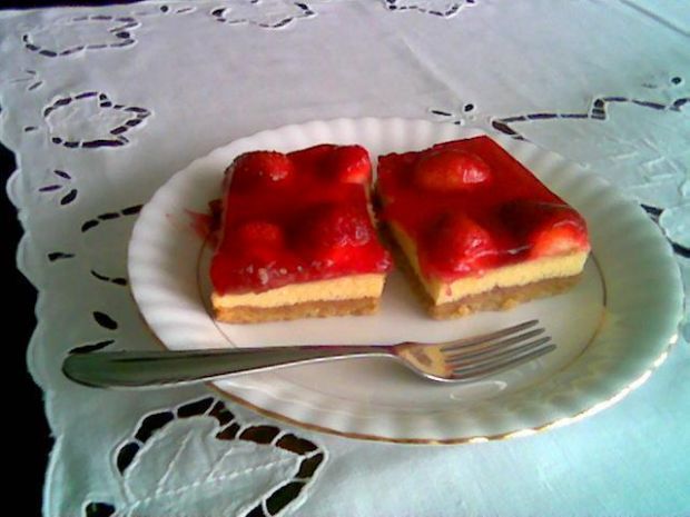 Ciasto orzechowo-truskawkowe 