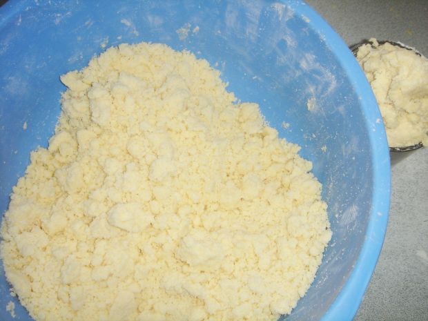 Ciasto śmietankowe z borówkami, serem i kruszonką 