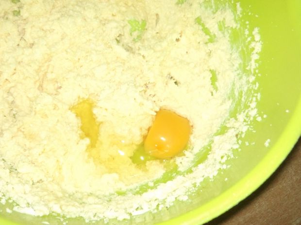 Ciasto śmietankowe z truskawkami i rabarbarem