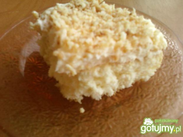 Ciasto z kremem i wiórkami kokosowymi