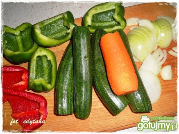 Ciecierzyca z warzywami w pomidorach