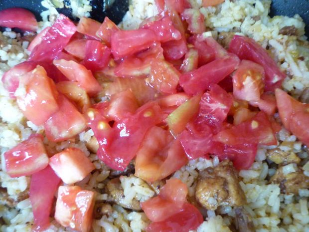 Cukinia nadziewana ryżem, mięsem i pomidorami