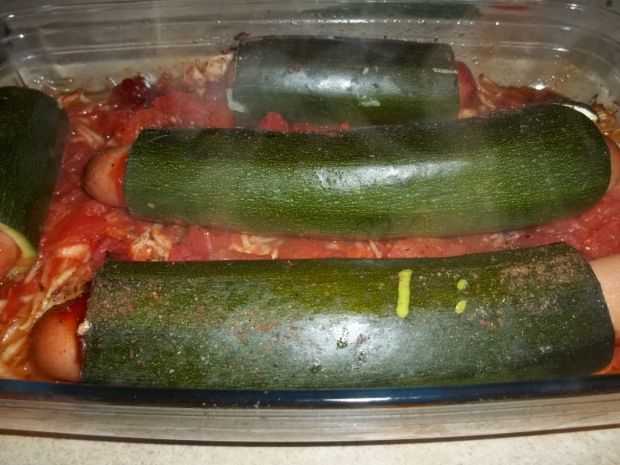 Cukinia z kiełbasą na kapuście w pomidorach