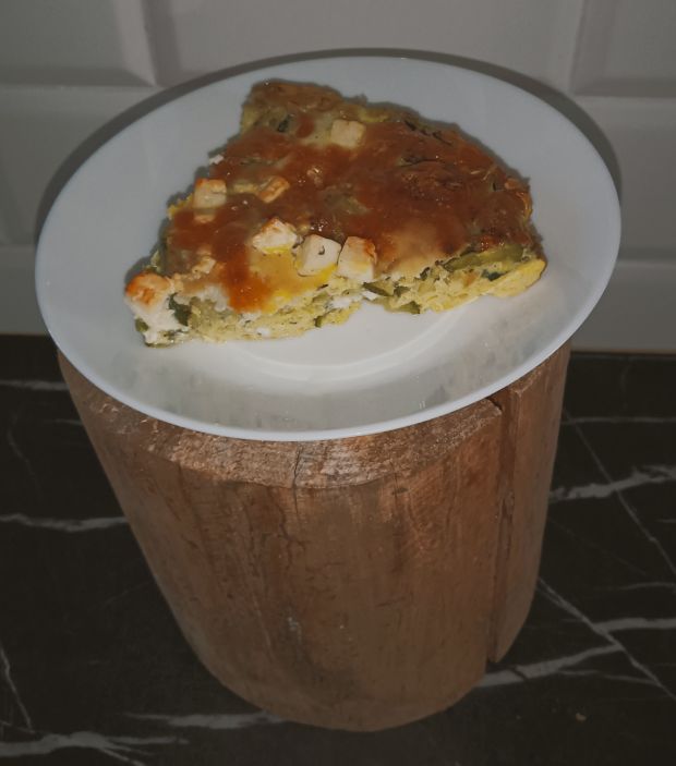 Cukinia zapiekana z jajkiem, mozzarellą i fetą