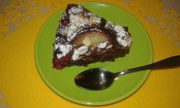 Cukiniowe ciasto z owocami i płatkami migdałowymi