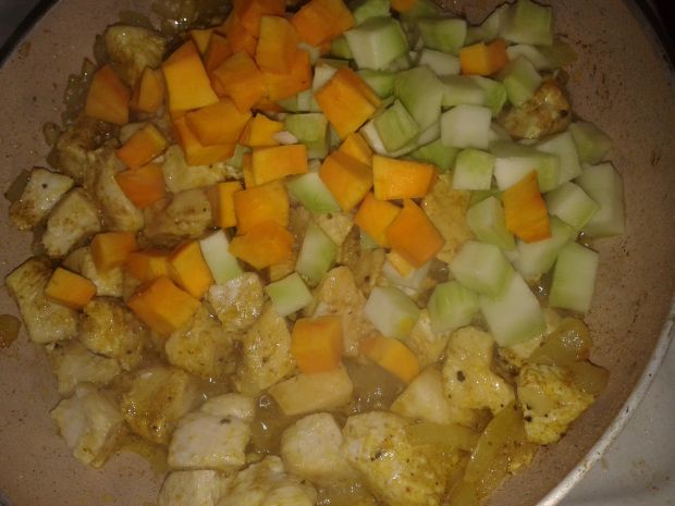 Curry z dynią i łodygą brokuła