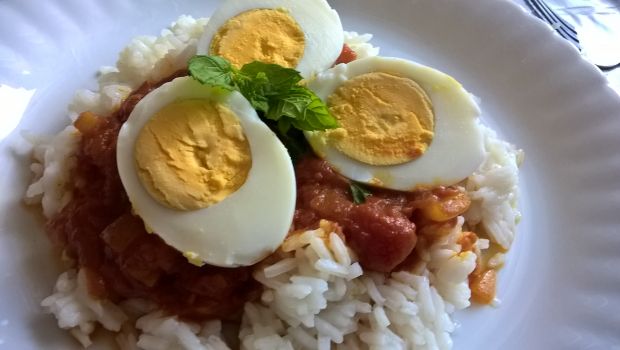 Curry z jajkami i ryżem