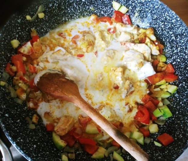 Curry z kurczakiem, warzywami i ryżem