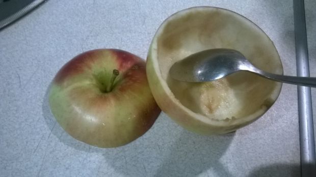 Cynamonowe lody w pucharkach z suszonych jabłek