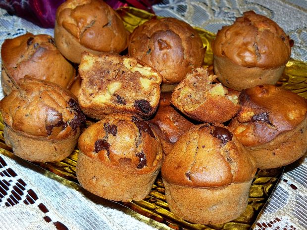 Cynamonowe muffinki z jabłkami i czekoladą