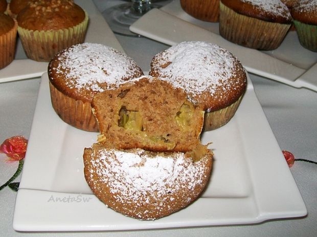 Cynamonowe muffinki z rabarbarem
