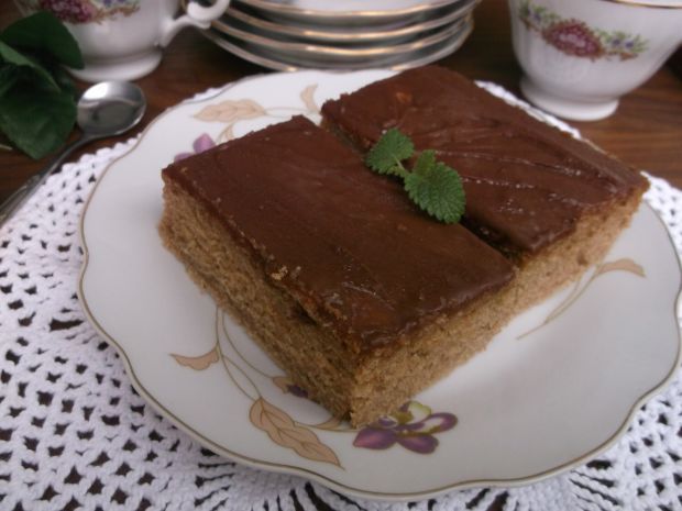 Cynamonowo-śmietankowe ciasto z polewą czekoladową