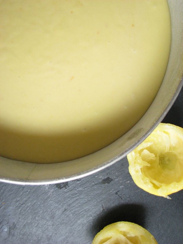 Cytrynowa tarta z kremowym obłoczkiem