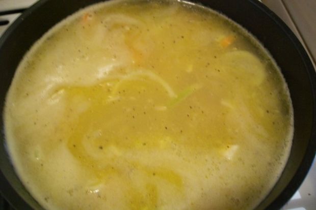 Cytrynowa zupa z kurczakiem i makaronem