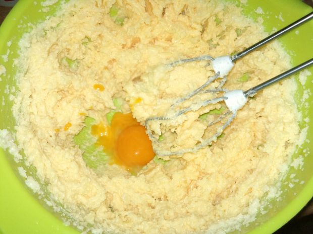 Cytrynowe ciasto piaskowe z truskawkami