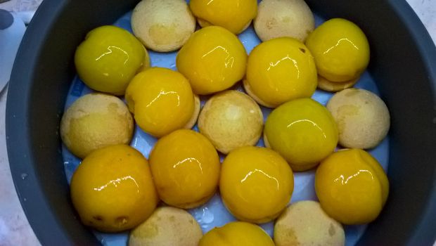 Cytrynowy sernik na zimno z brzoskwiniami