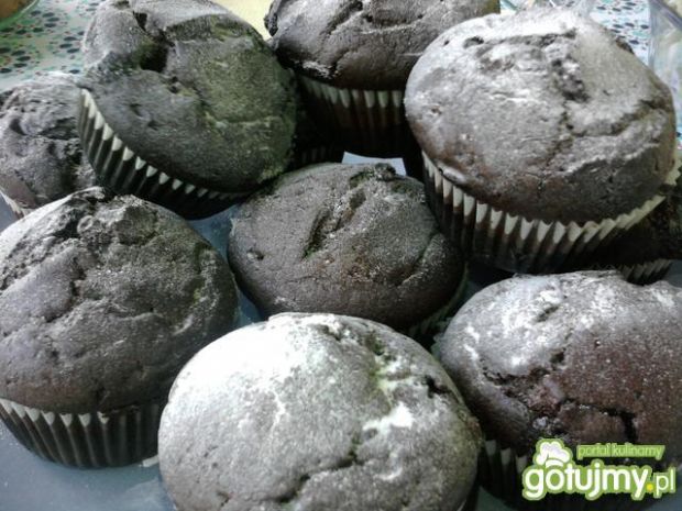 Czarne muffiny z białą czekoladą
