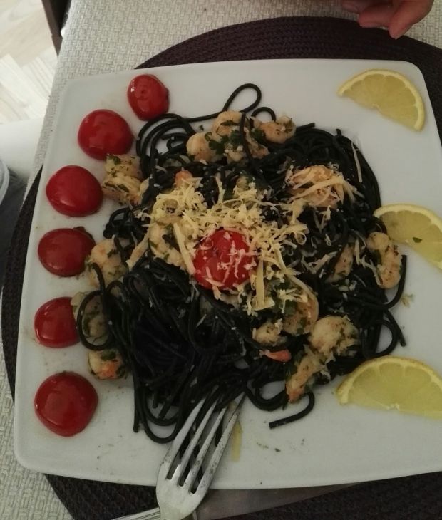 Czarne spaghetti z krewetkami
