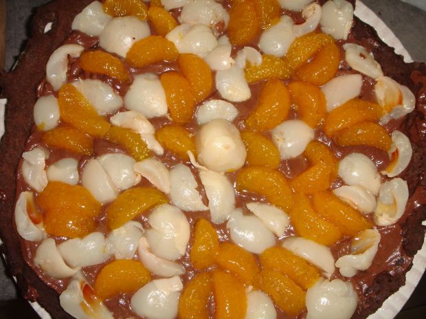 Czekoladowa tarta z kremem, liczi i mandarynkami