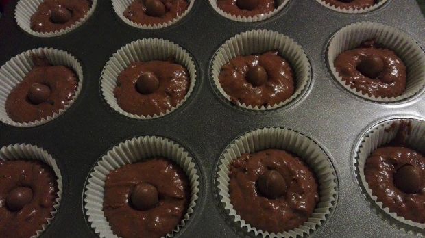 Czekoladowe muffinki z  czekoladowymi jajeczkami 