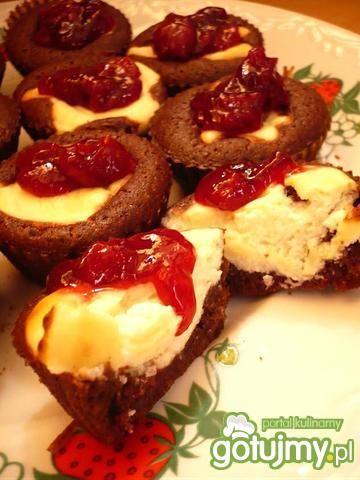 Czekoladowo-sernikowe muffiny z wiśniami
