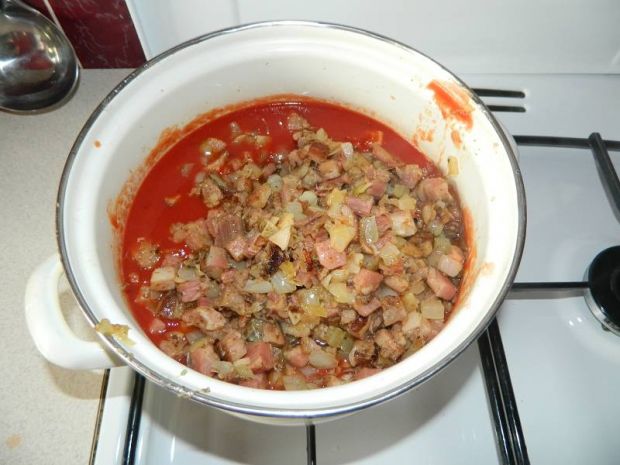 Czerwona fasolka z wędlinami w sosie pomidorowym