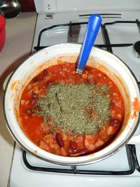 Czerwona fasolka z wędlinami w sosie pomidorowym