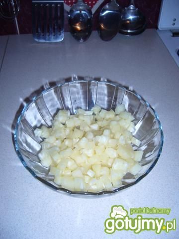 Czosnkowa sałatka z ananasem i serem.