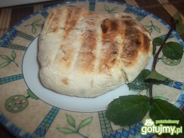 Czosnkowo-ziołowy chlebek z grilla